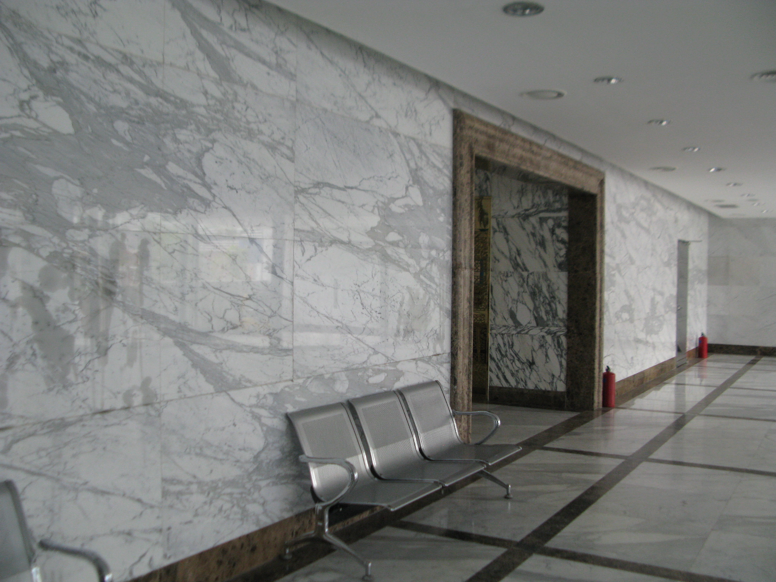 Đá marble trắng thang máy đẹp