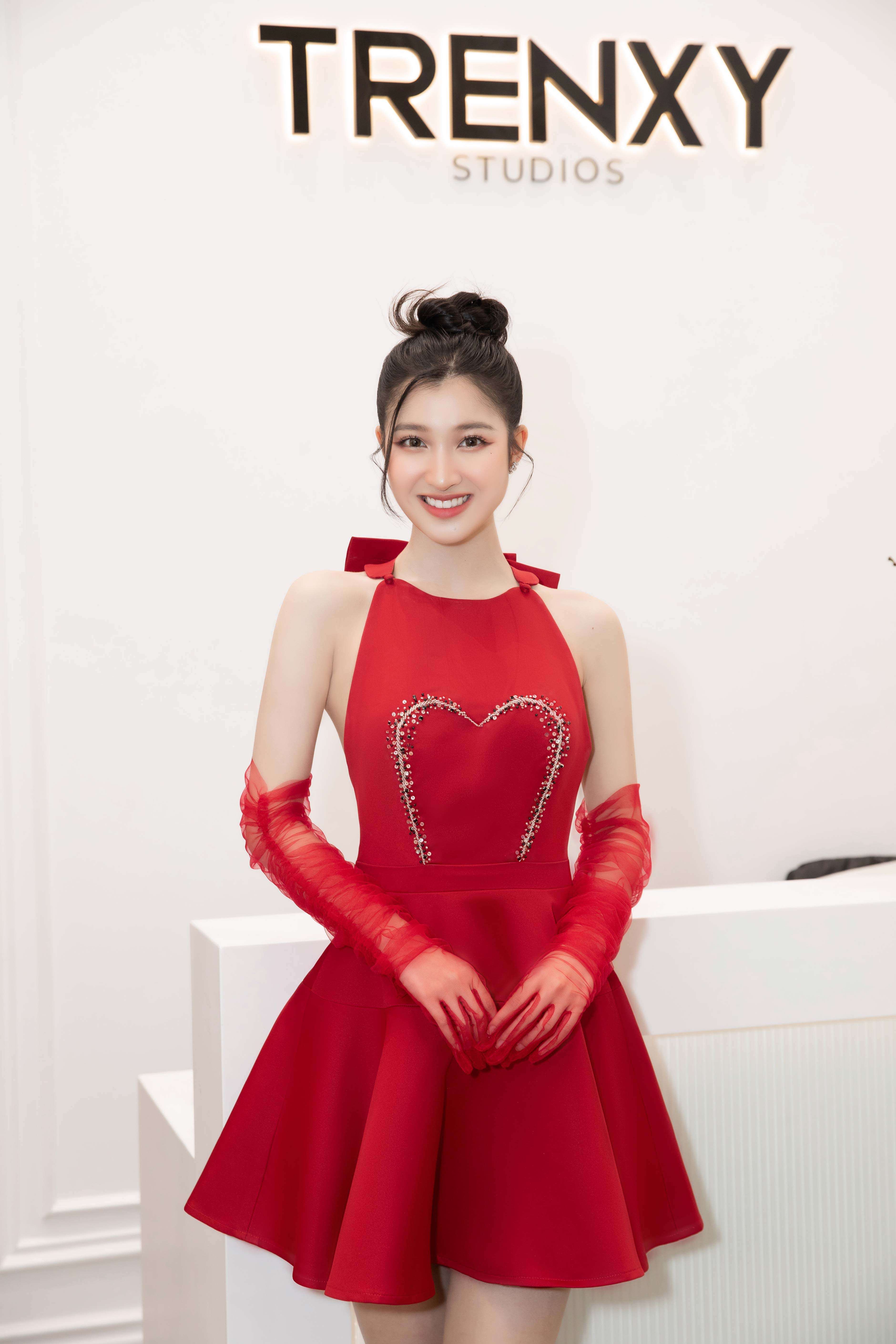 Phương Nhi ghi điểm nhờ găng tay đỏ