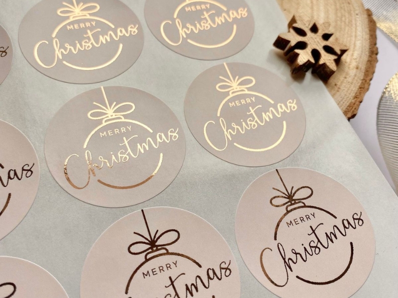 So sánh ép nhũ và ép kim chi tiết trong in ấn cao cấp