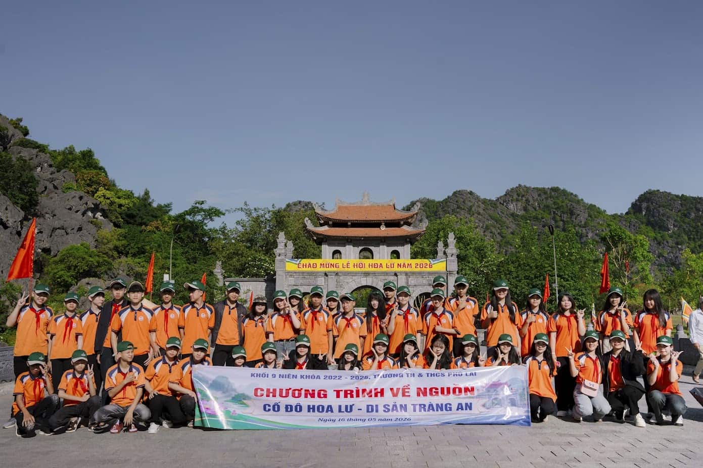 Đoàn học sinh chương trình về nguồn tại Cố đô Hoa Lư