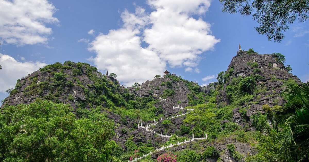 Tứ Đại Danh Sơn Ninh Bình: Bốn "Nàng Thơ" Giữa Lòng Thành Phố Di Sản