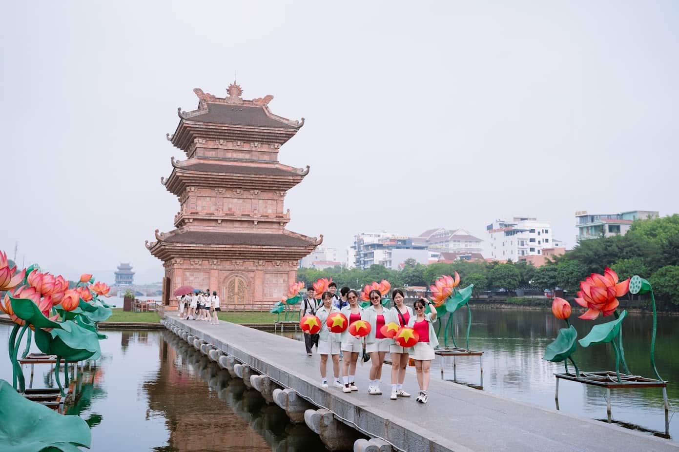 Du khách check-in Phố cổ Hoa Lư Ninh Bình