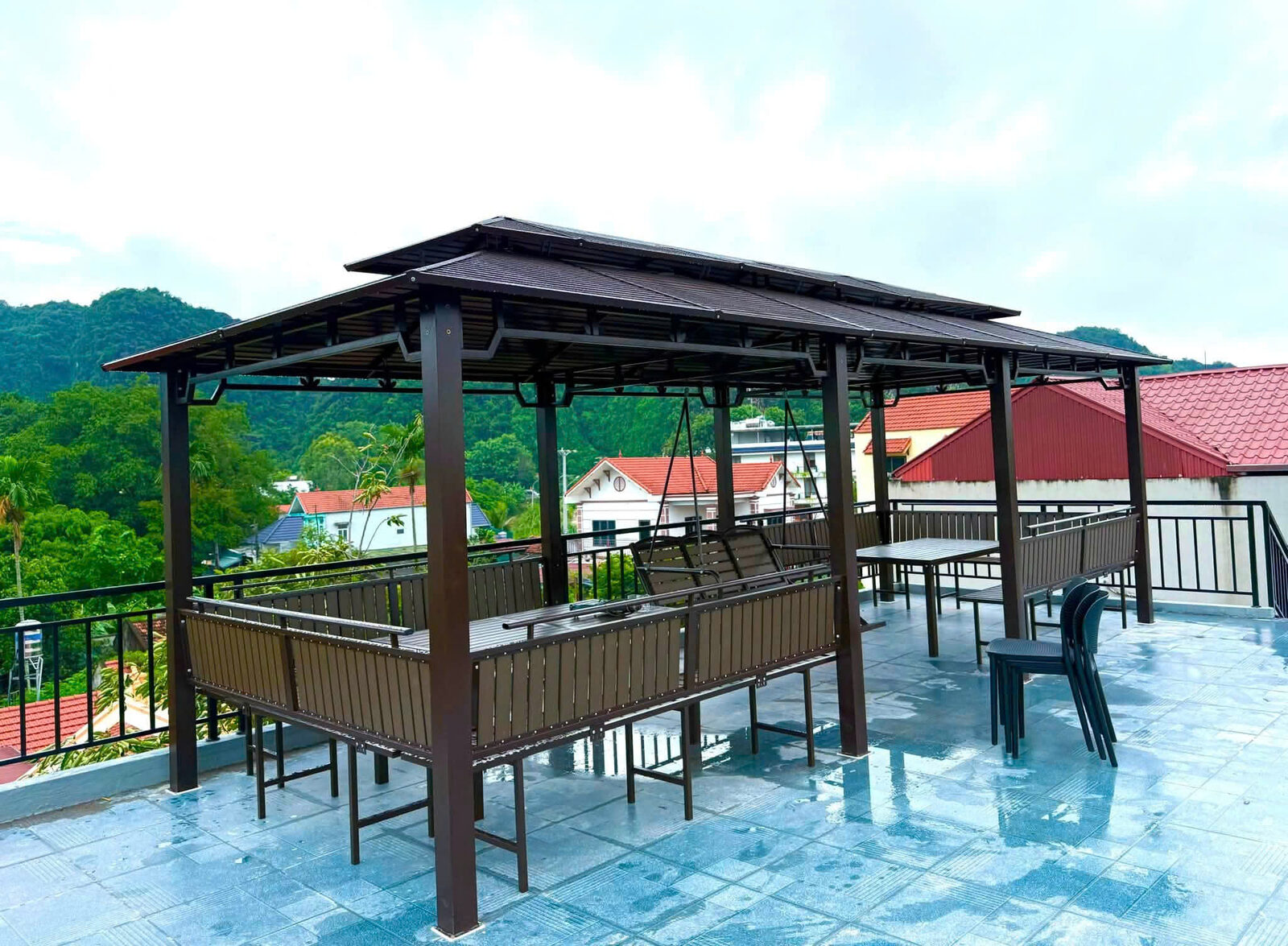 Sân thượng rộng tại Sunny House Tam Cốc