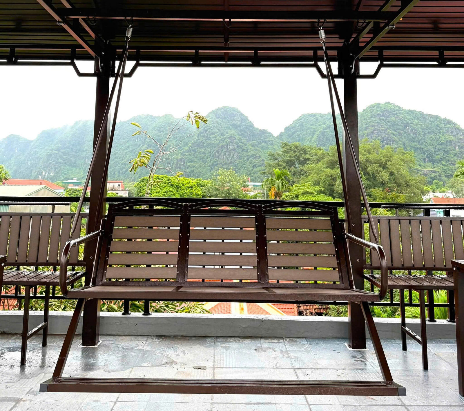 Xích đu ngắm núi trên sân thượng Sunny House