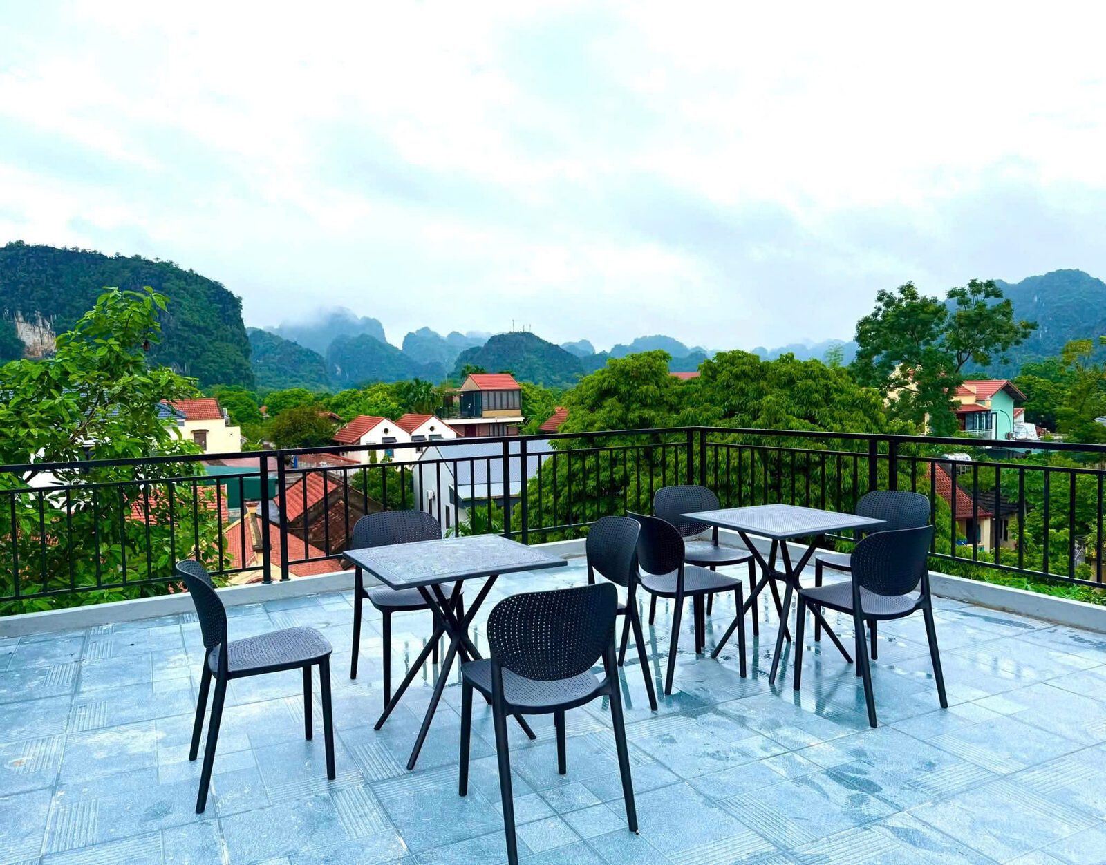 View núi Tam Cốc từ sân thượng Sunny House