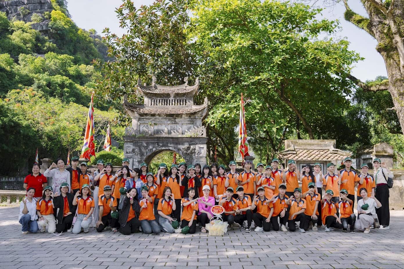 Đoàn học sinh tham quan Cố đô Hoa Lư Ninh Bình