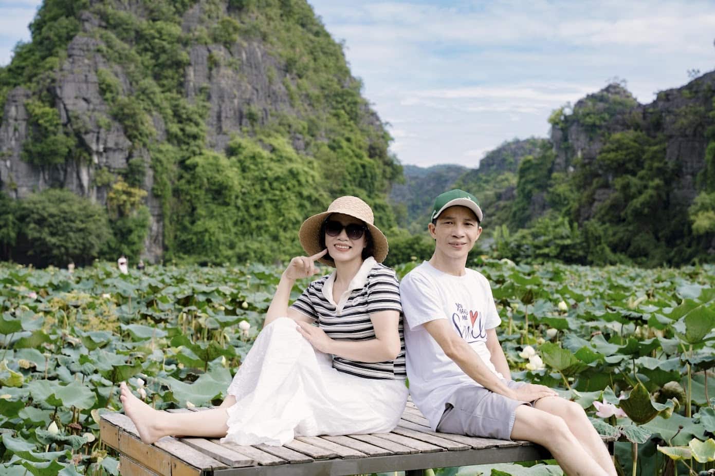 Du khách check-in giữa đầm sen và núi đá Ninh Bình