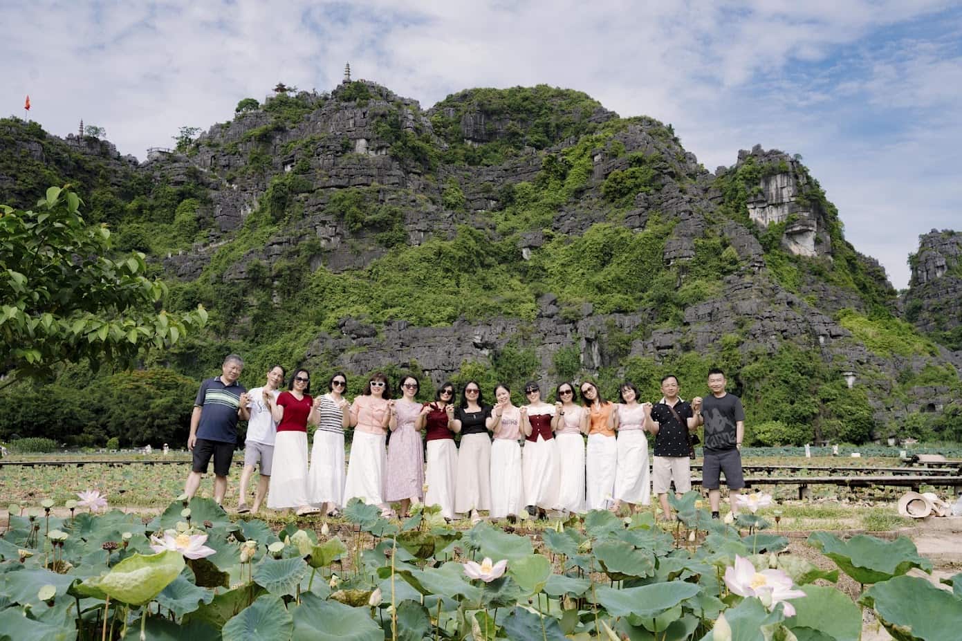 Đoàn khách check-in bên đầm sen Ninh Bình