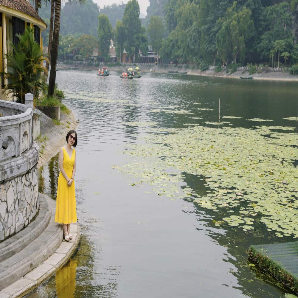 Khoảnh khắc du khách bên hồ tại Ninh Bình