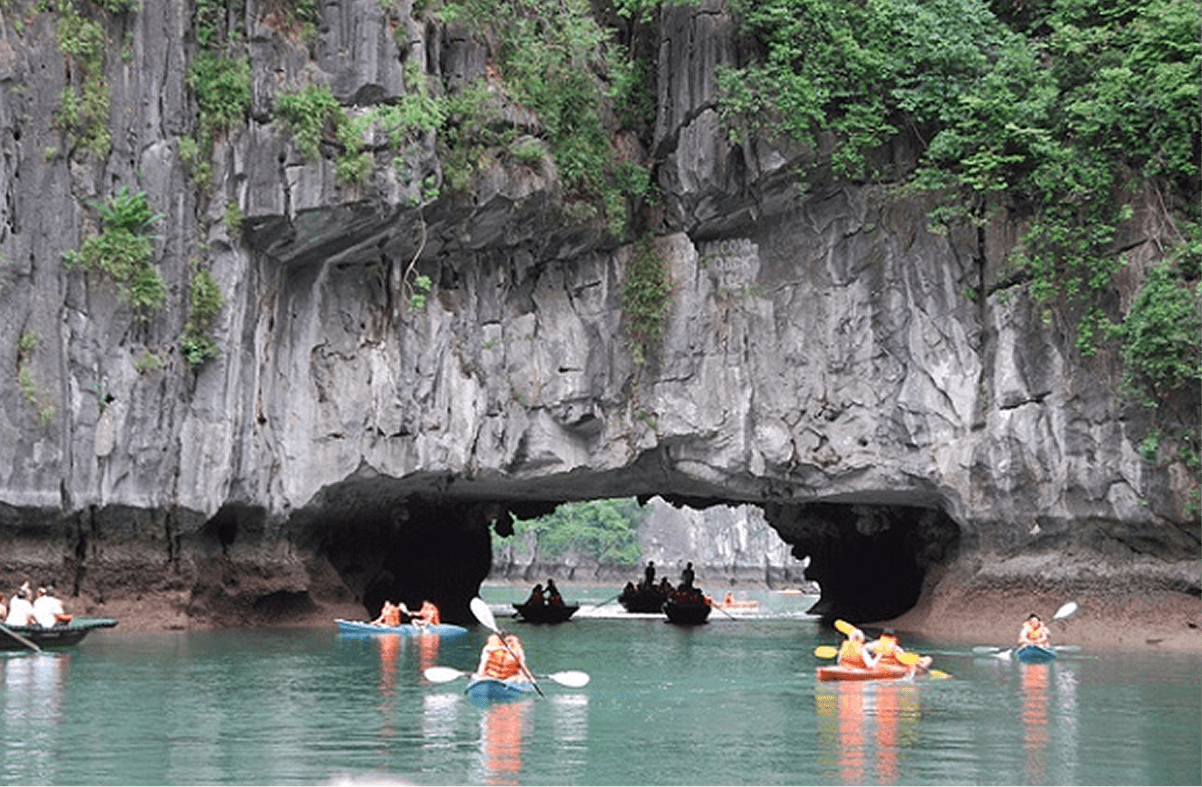 Chèo thuyền khám phá Hang Luồn