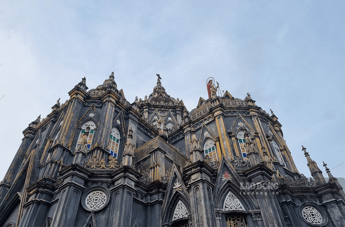 Chiêm ngưỡng kiến trúc Gothic châu Âu ấn tượng của nhà thờ Hưng Nghĩa Ninh Bình