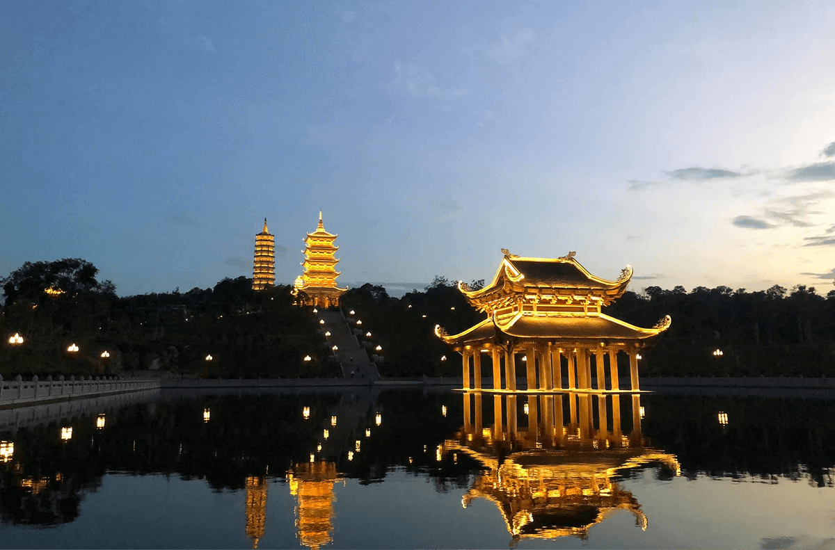 Chùa Bái Đính Rực Rỡ Dưới Ánh Đèn