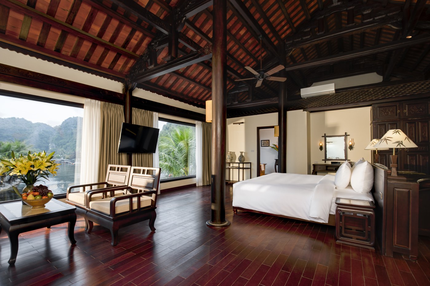 Không gian phòng Premium Deluxe River View tại Emeralda Tam Cốc