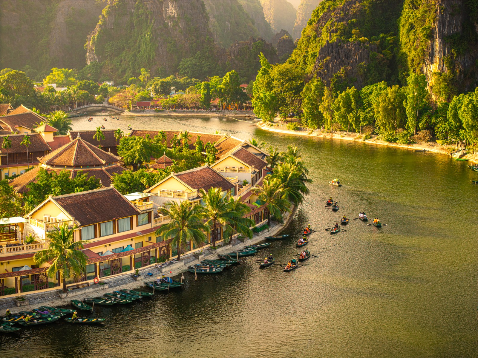 Góc toàn cảnh dãy phòng Emeralda Tam Cốc ven sông Ngô Đồng