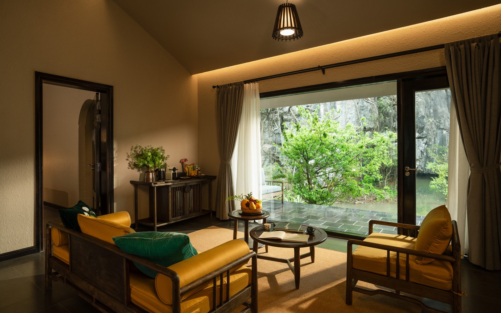 Phòng khách Heritage Villa nhìn ra khu vườn tại Jiva Hoa Lu Retreat