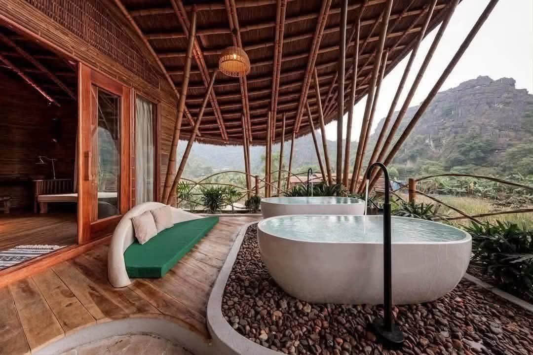 Bồn tắm và khoảng thư giãn hướng núi tại Lamia Bamboo Retreat