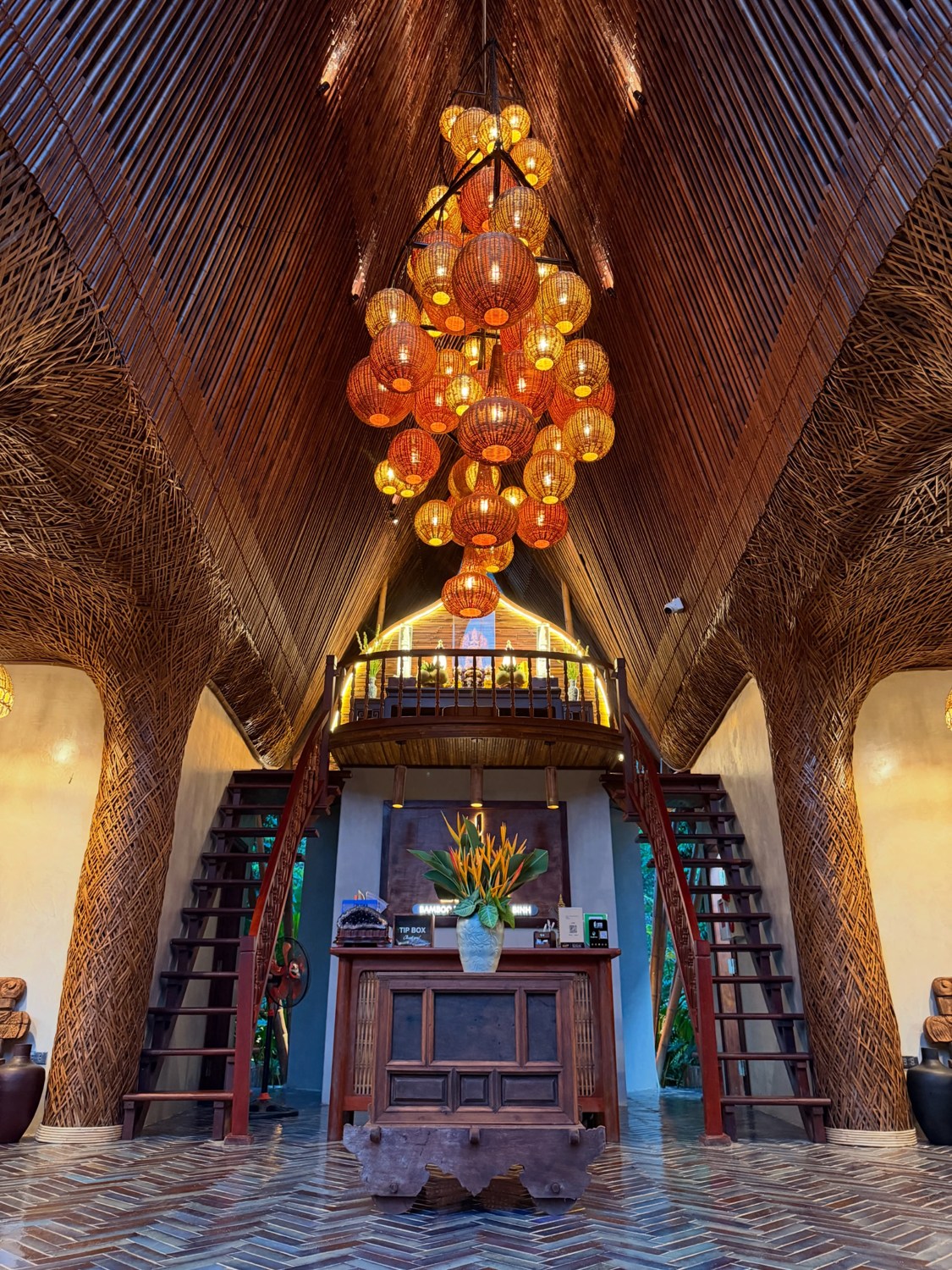 Không gian kiến trúc tre và đèn trang trí tại Lamia Bamboo Retreat