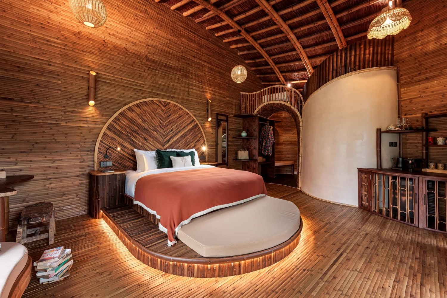 Phòng ngủ với nội thất tre và tông màu ấm tại Lamia Bamboo Retreat