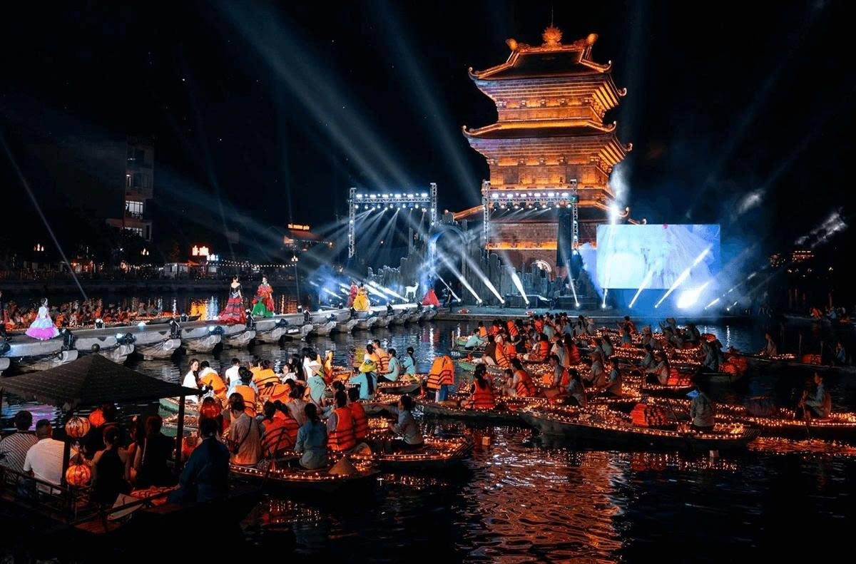 Chương trình nghệ thuật rực rỡ tại Phố cổ Hoa Lư
