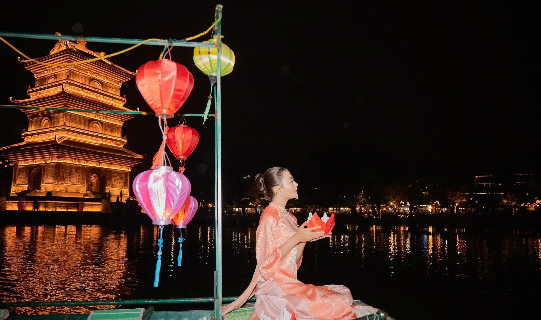 Du khách check-in bên đèn lồng tại Phố cổ Hoa Lư