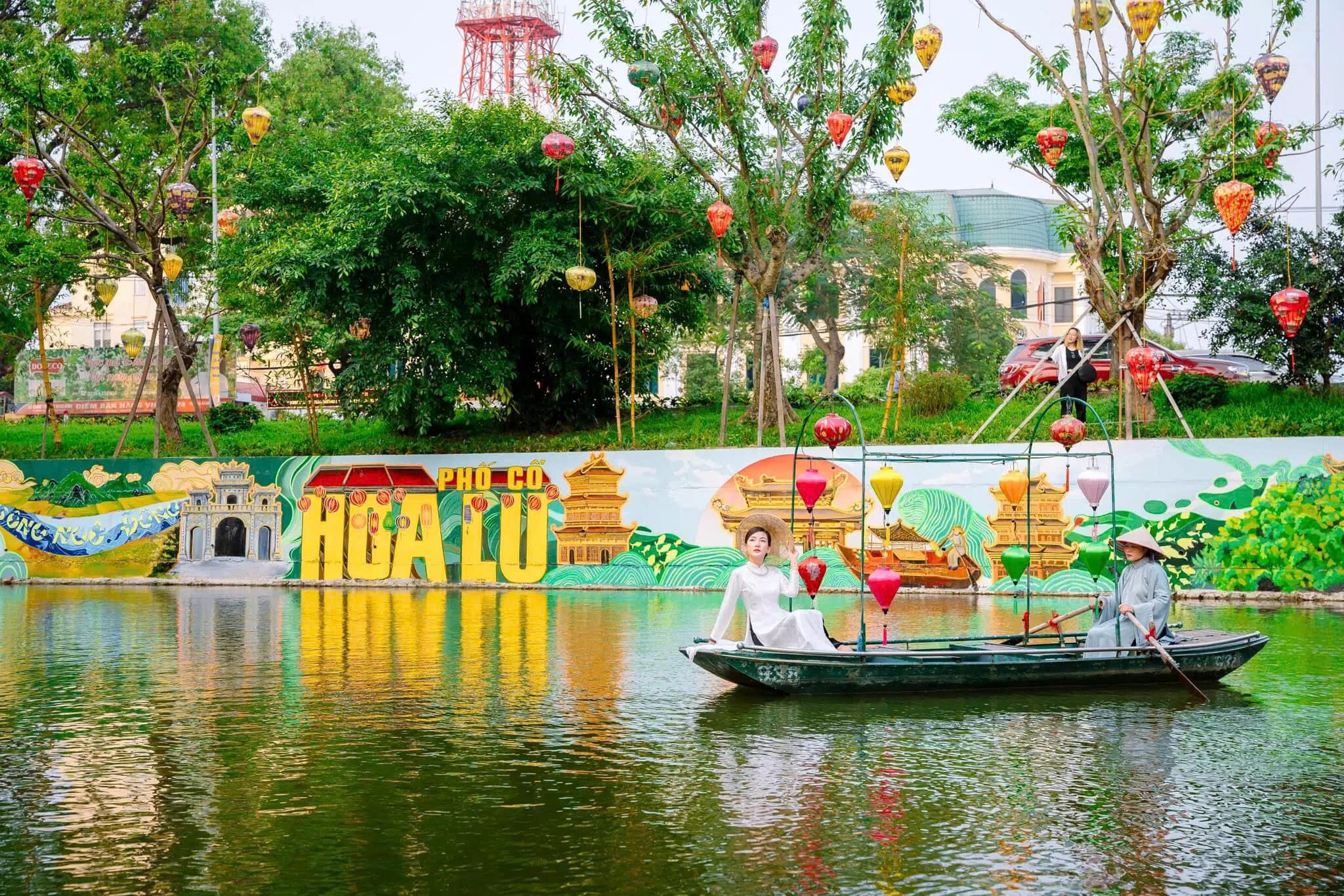 Không gian Phố cổ Hoa Lư rực rỡ bên hồ vào ban ngày