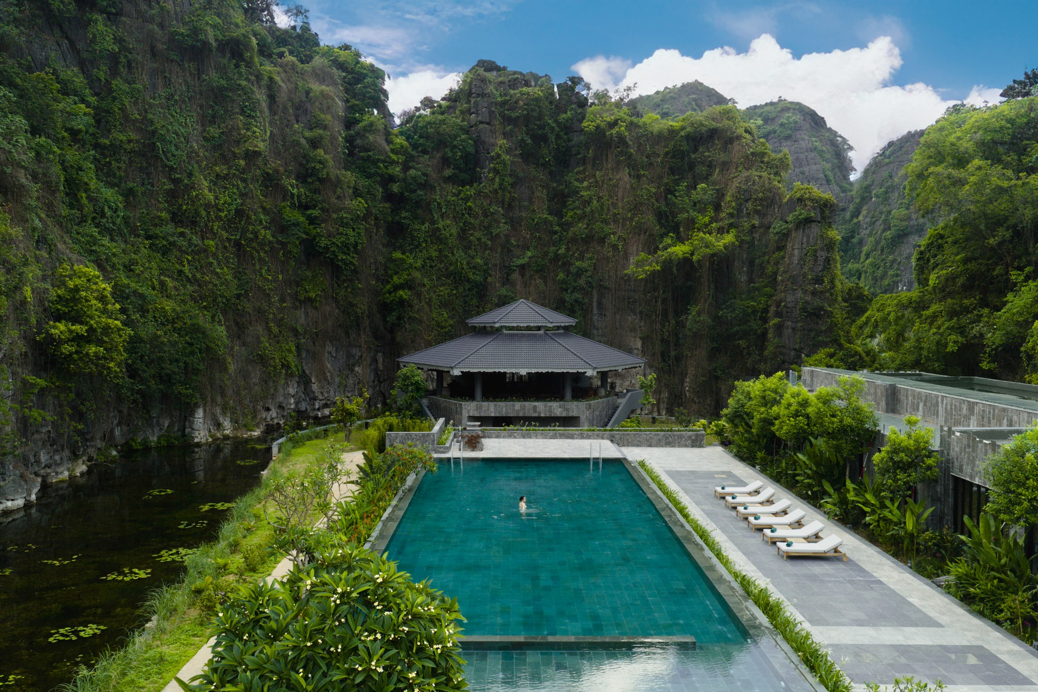 Hồ bơi Jiva Hoa Lu Retreat giữa thung lũng núi đá vôi Ninh Bình