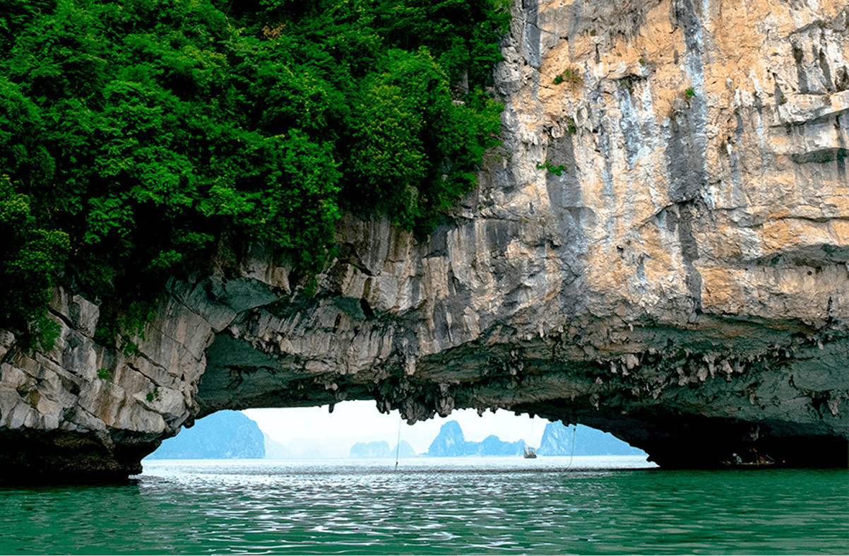 Thưởng ngoạn khung cảnh thiên nhiên thơ mộng tại Hang Luồn