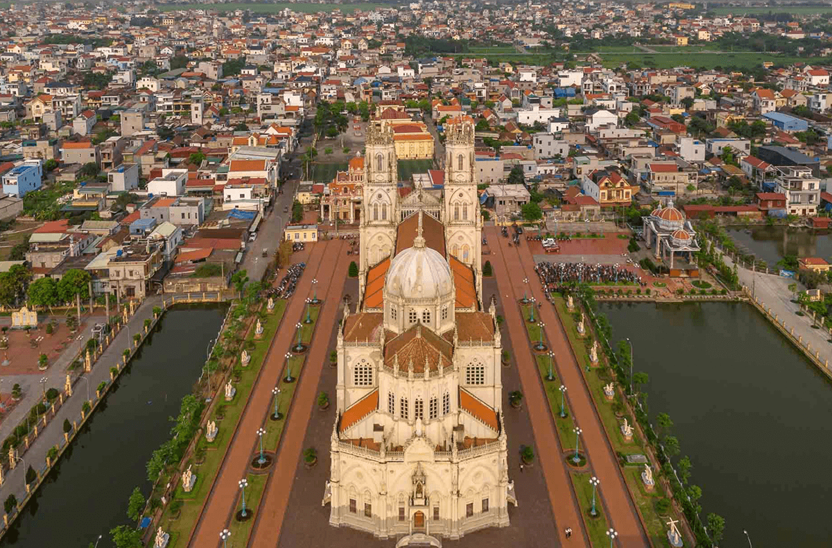 Vẻ Đẹp Kiến Trúc Đền Thánh Kiên Lao