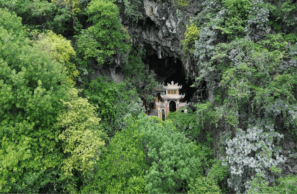 Vẻ đẹp kiến trúc đá cổ kính của Chùa Địch Lộng Ninh Bình