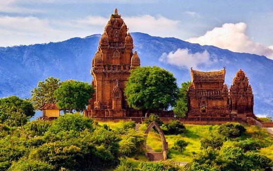 Điểm Hẹn - Hà Nội - Cam Ranh - Phan Rang - Vĩnh Hy - Bàu Trắng - Mũi Né- Vũng Tàu - Thành Phố Hồ Chí Minh - Điểm Hẹn (7 Ngày 6 Đêm)