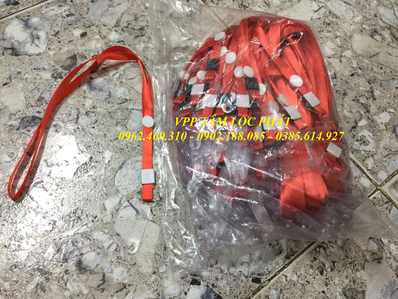 DÂY ĐEO THẺ LỤA MÓC NHỰA MÀU ĐỎ (loại 1)