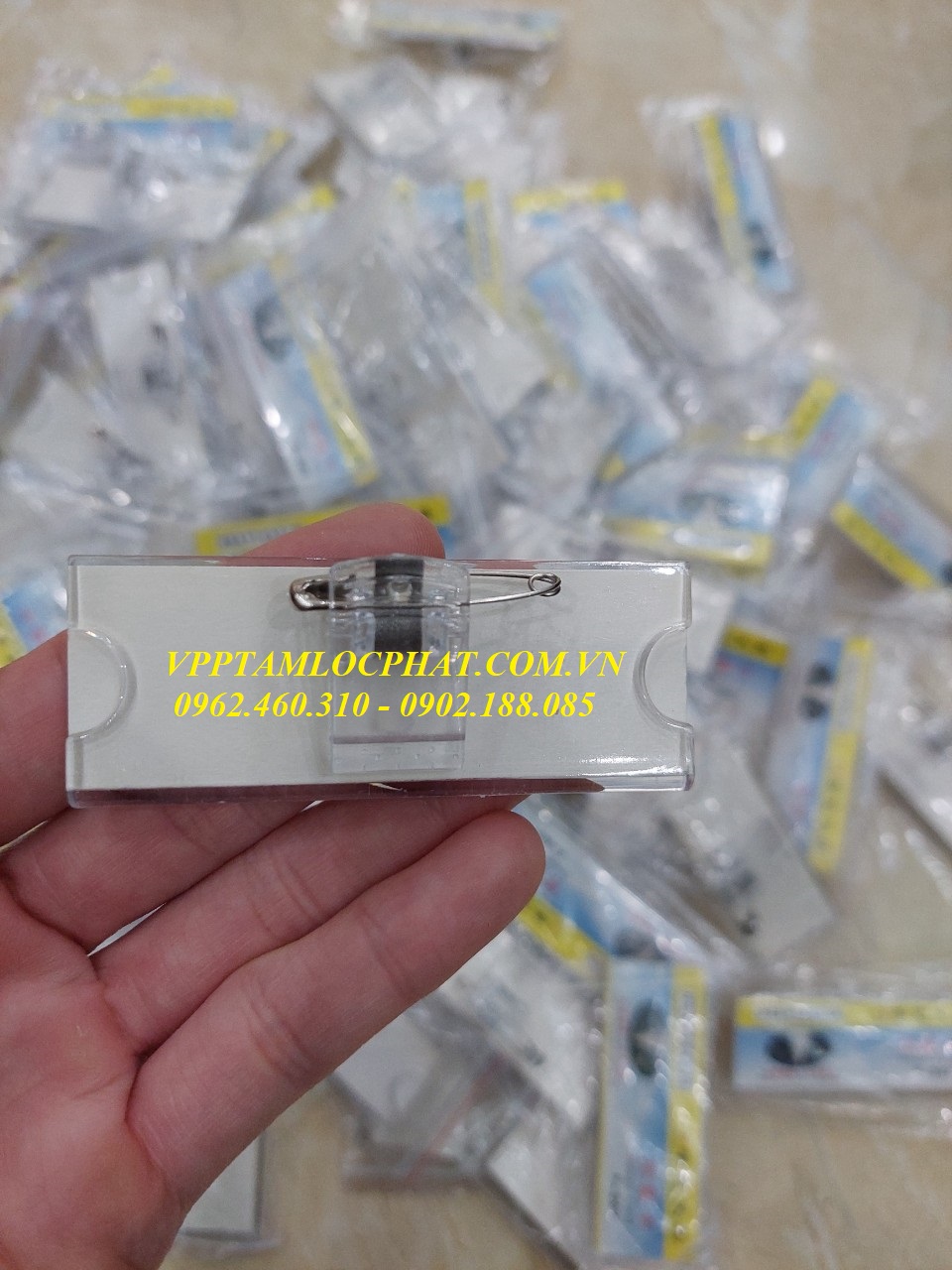 THẺ CÀI MIKA ĐEO NGỰC F002 (KT 27*72mm) LOẠI 1