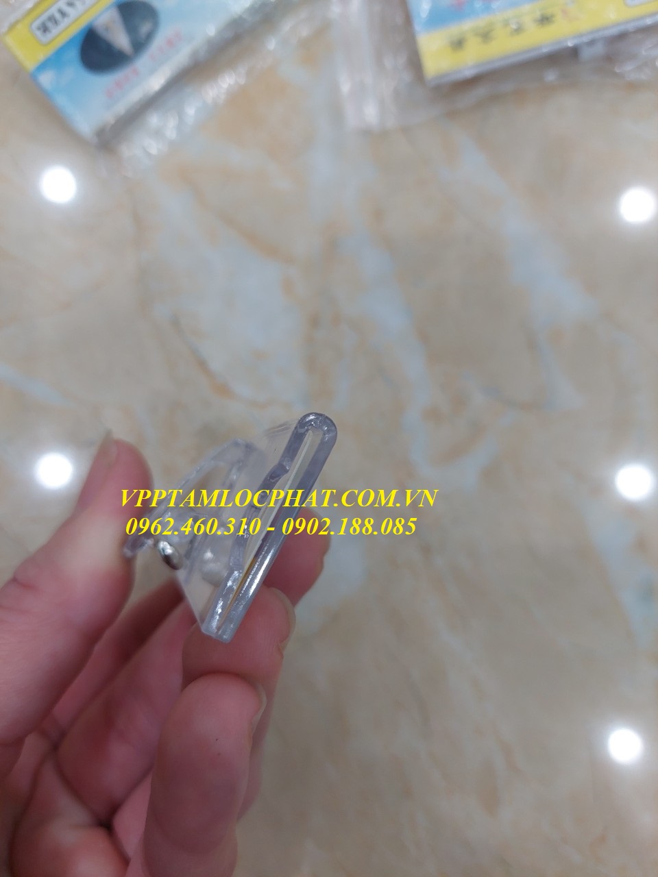 THẺ CÀI MIKA ĐEO NGỰC F002 (KT 27*72mm) LOẠI 1