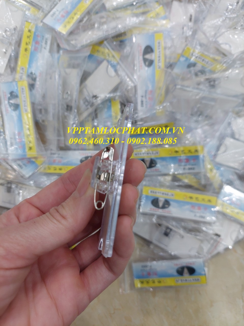THẺ CÀI MIKA ĐEO NGỰC F002 (KT 27*72mm) LOẠI 1
