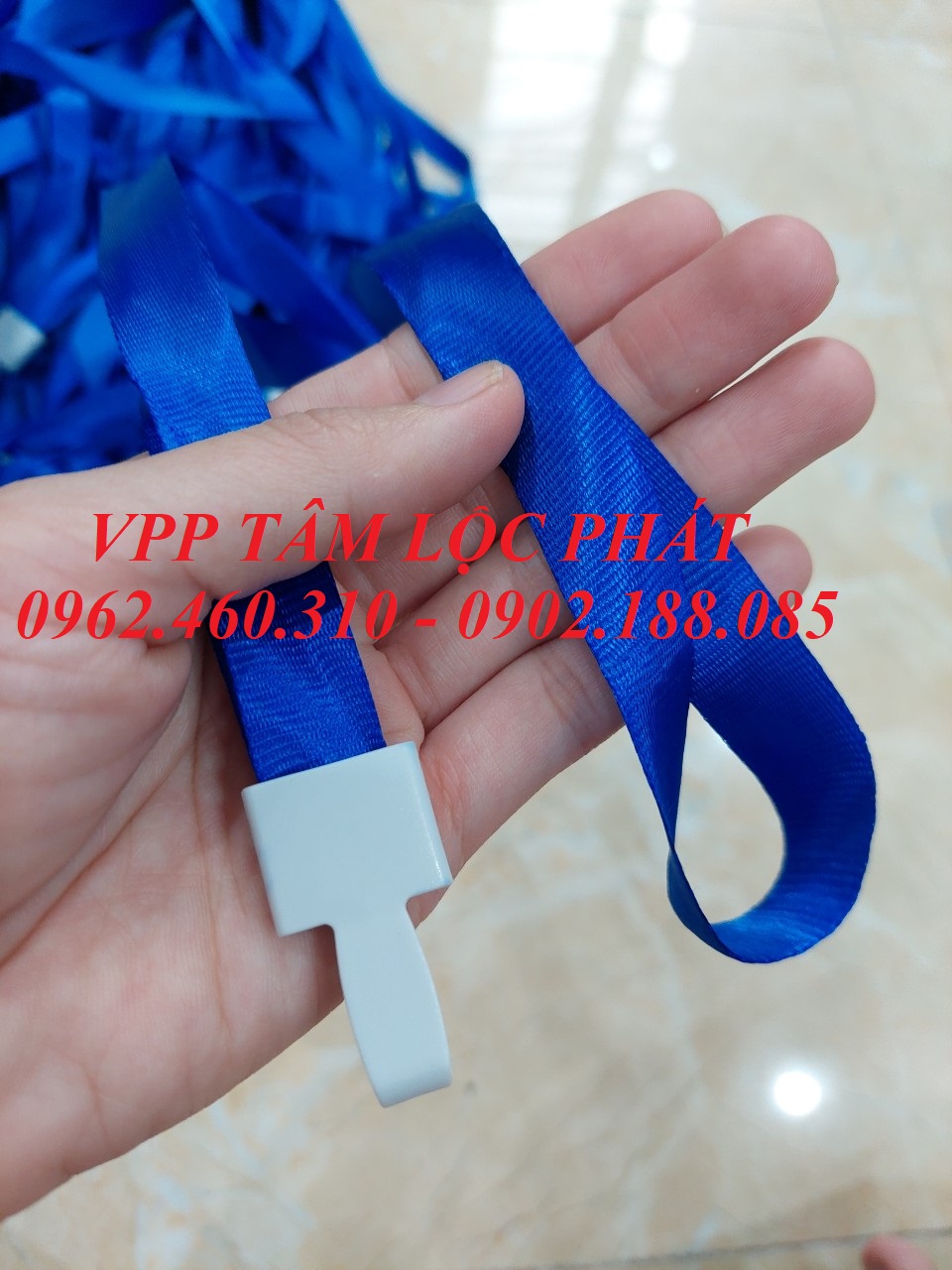 DÂY ĐEO THẺ LỤA MÓC NHỰA GẬP màu xanh biển, bản rộng 1.5cm (LOẠI 1)