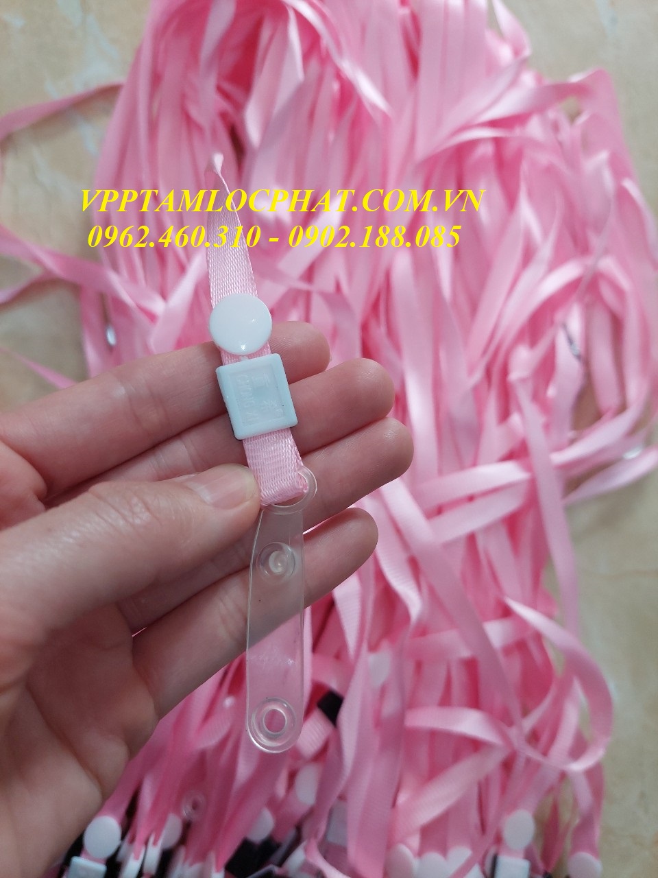 DÂY ĐEO THẺ LỤA MÓC NHỰA MÀU HỒNG (loại 1)
