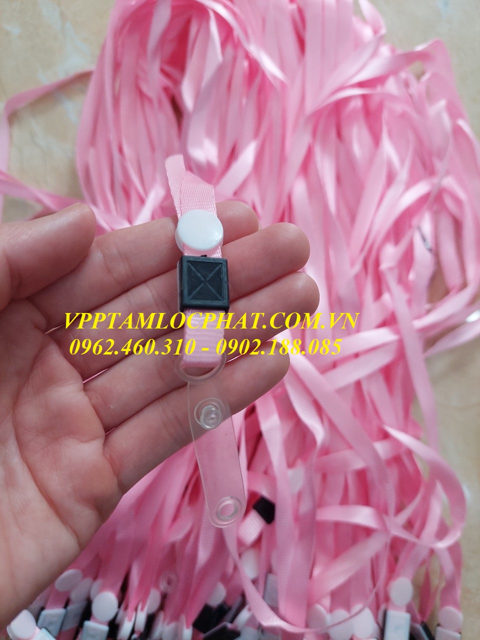 DÂY ĐEO THẺ LỤA MÓC NHỰA MÀU HỒNG (loại 1)
