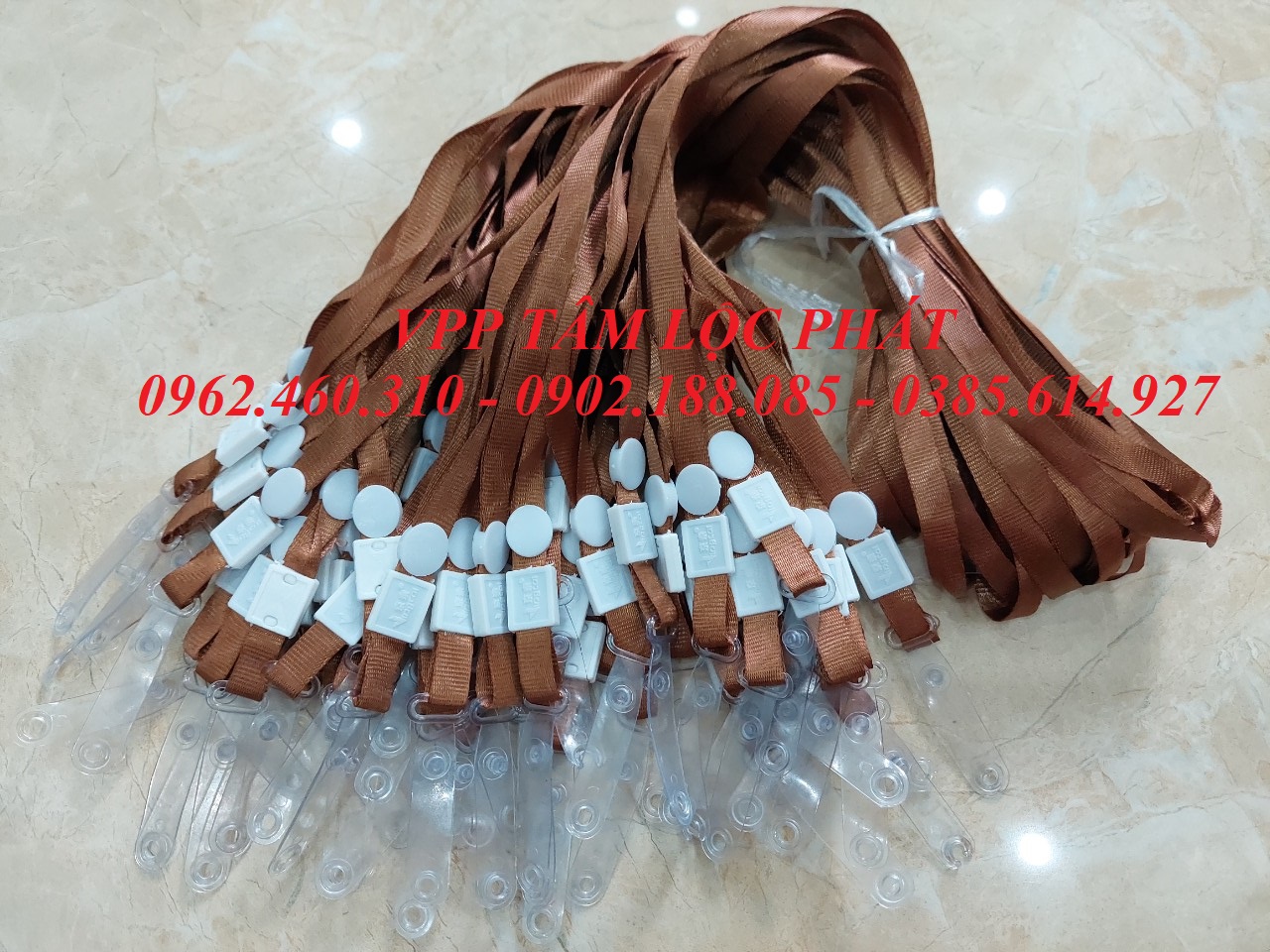 DÂY ĐEO THẺ LỤA MÓC NHỰA MÀU NÂU (loại 1)