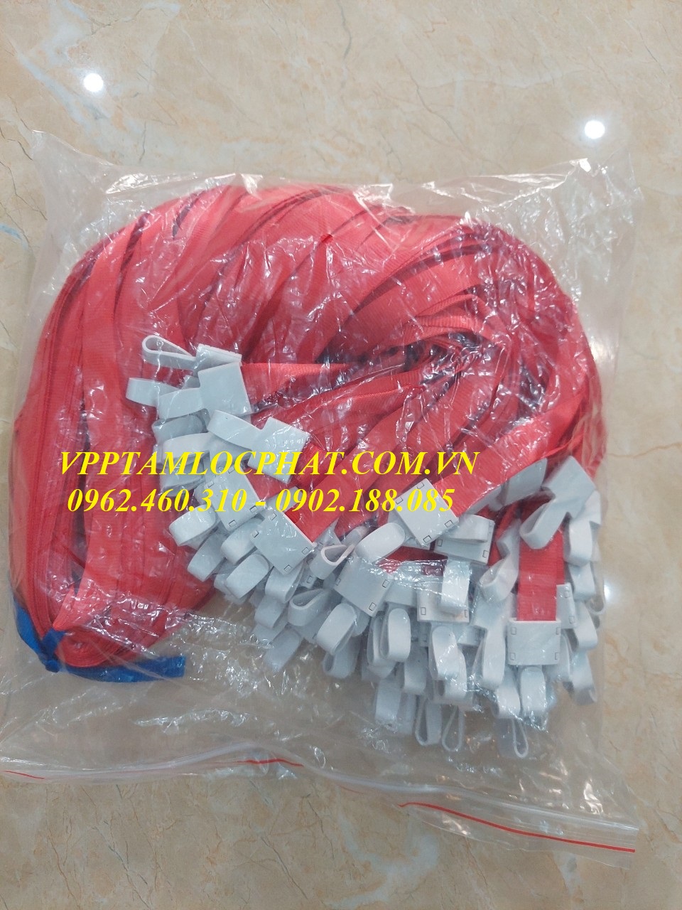 DÂY ĐEO THẺ LỤA MÓC NHỰA GẬP màu đỏ, bản rộng 1.5cm (LOẠI 1)