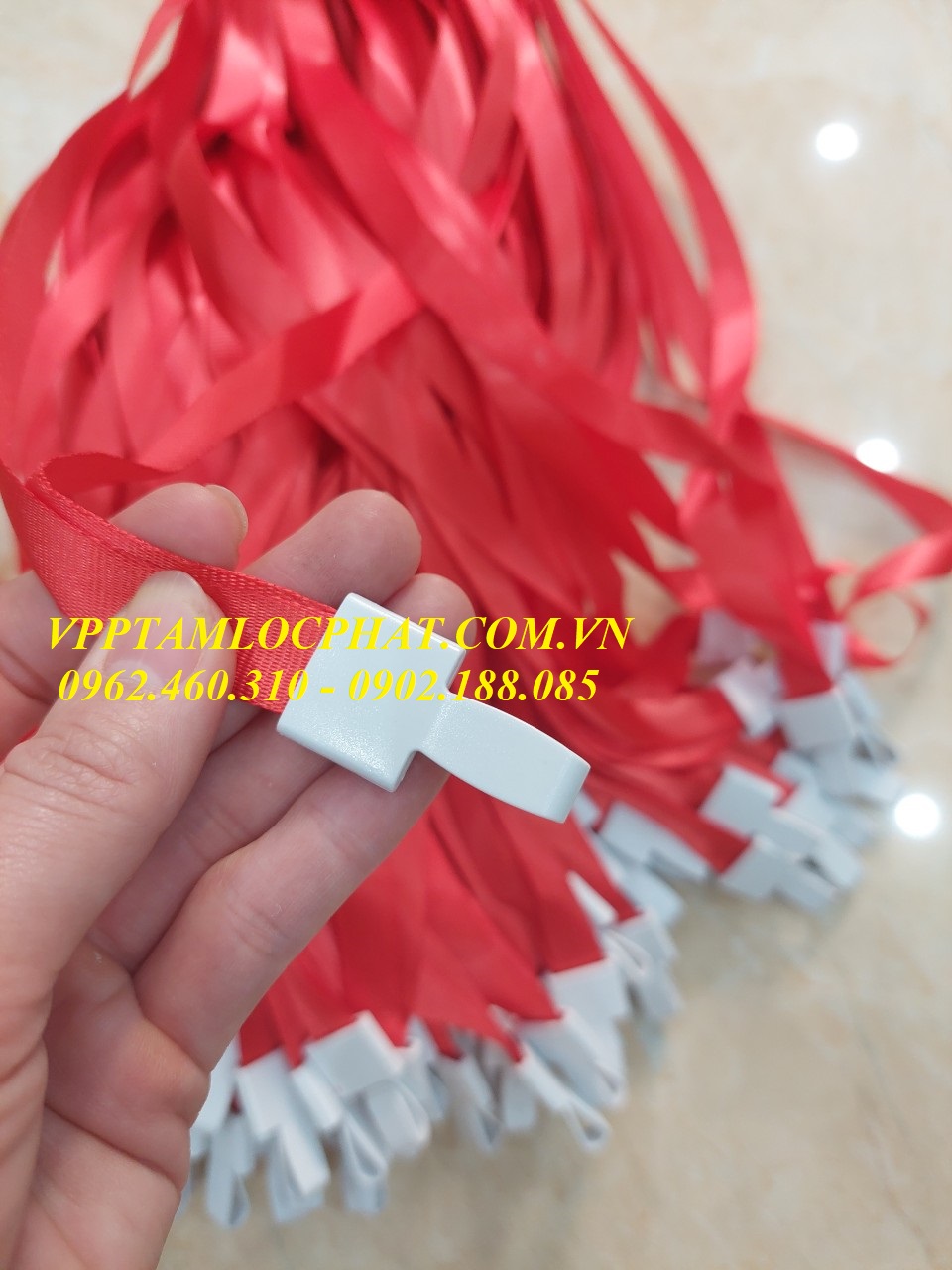 DÂY ĐEO THẺ LỤA MÓC NHỰA GẬP màu đỏ, bản rộng 1.5cm (LOẠI 1)