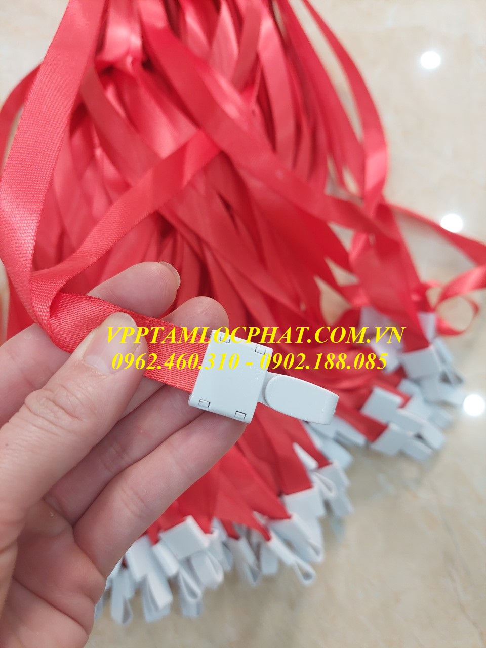 DÂY ĐEO THẺ LỤA MÓC NHỰA GẬP màu đỏ, bản rộng 1.5cm (LOẠI 1)