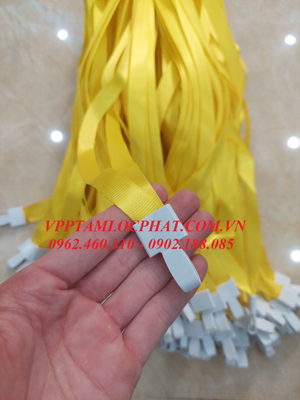 DÂY ĐEO THẺ LỤA MÓC NHỰA GẬP màu vàng, bản rộng 1.5cm (LOẠI 1)