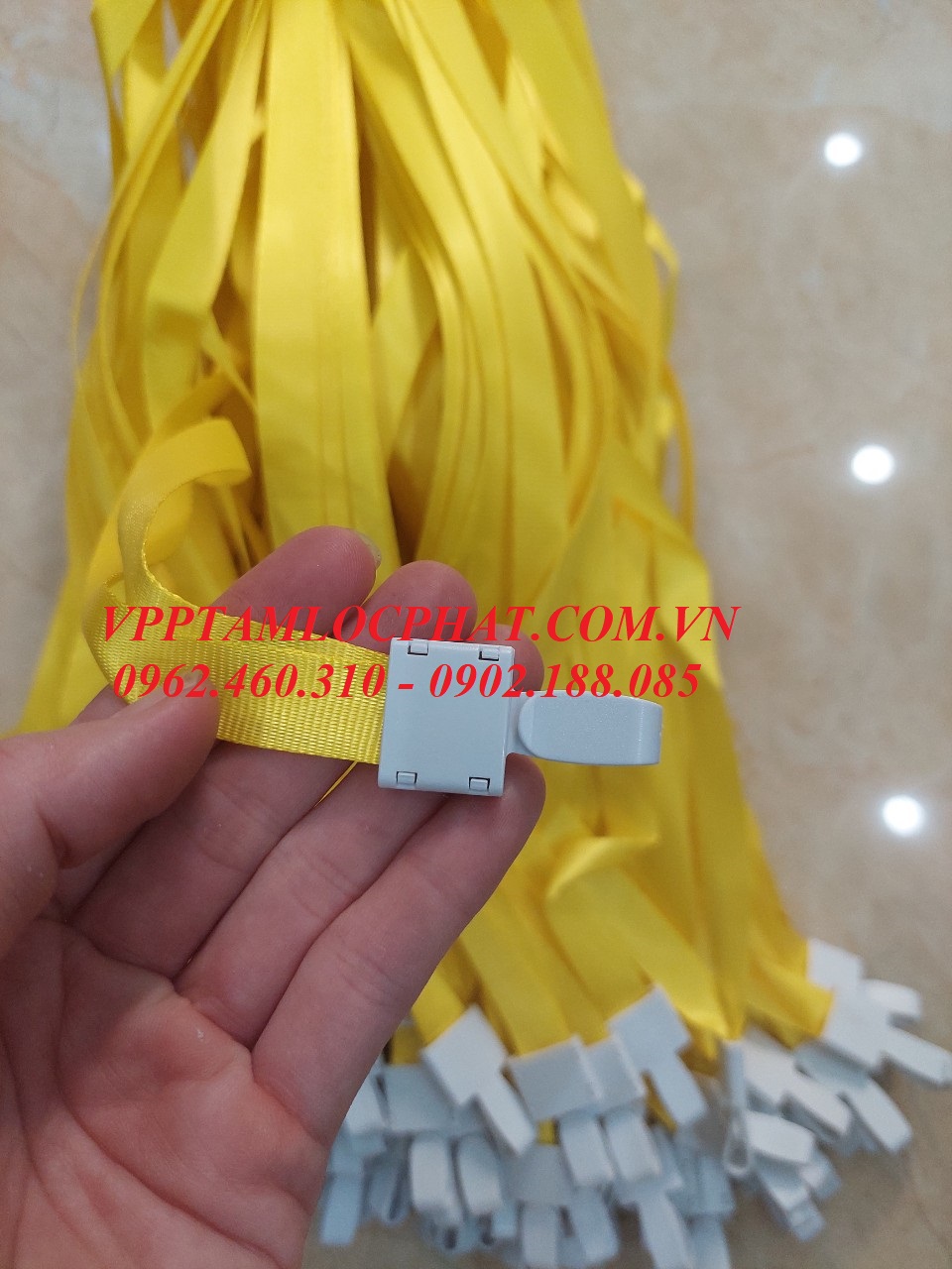 DÂY ĐEO THẺ LỤA MÓC NHỰA GẬP màu vàng, bản rộng 1.5cm (LOẠI 1)