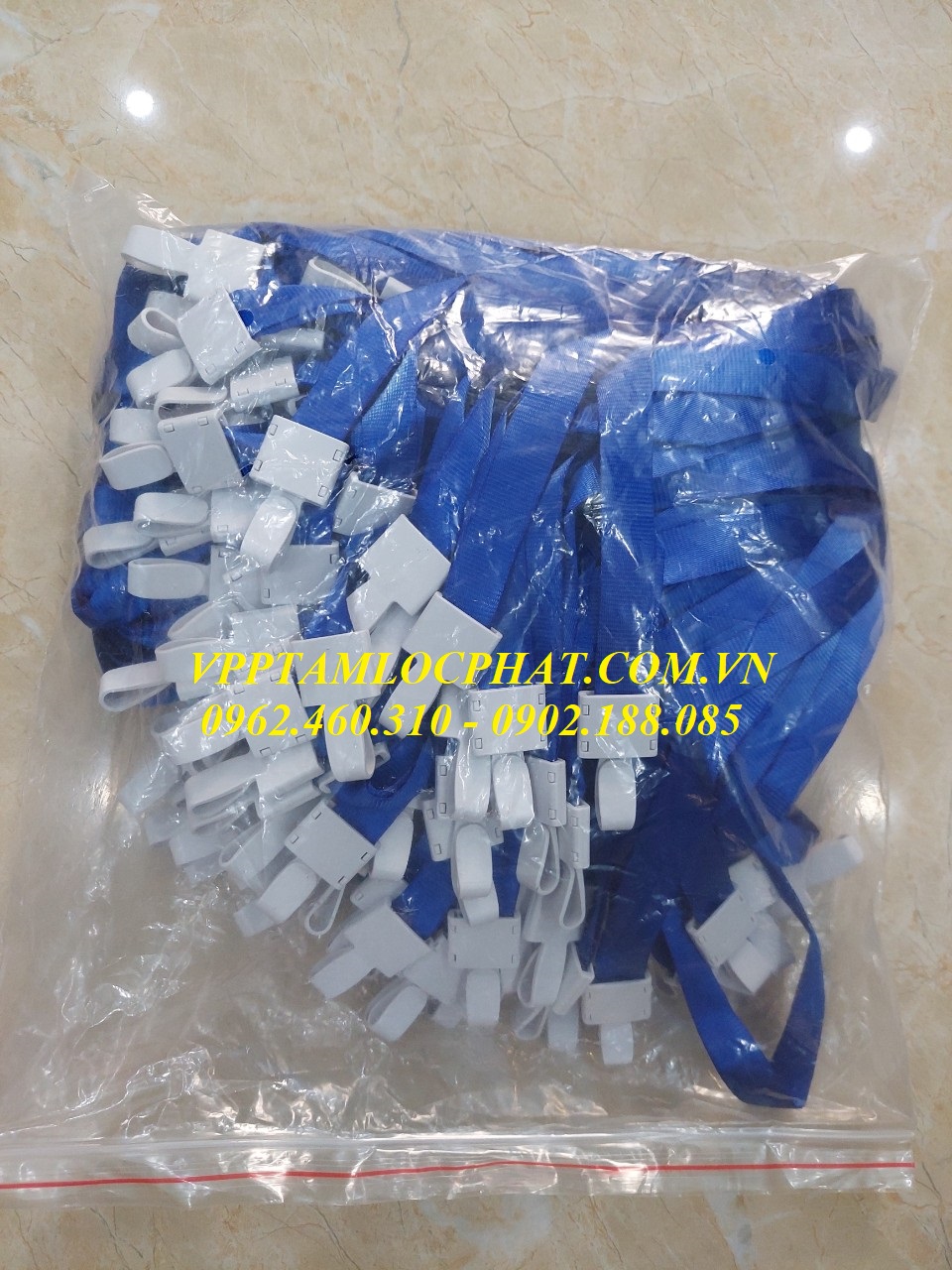 DÂY ĐEO THẺ LỤA MÓC NHỰA GẬP màu xanh biển, bản rộng 1.5cm (LOẠI 1)