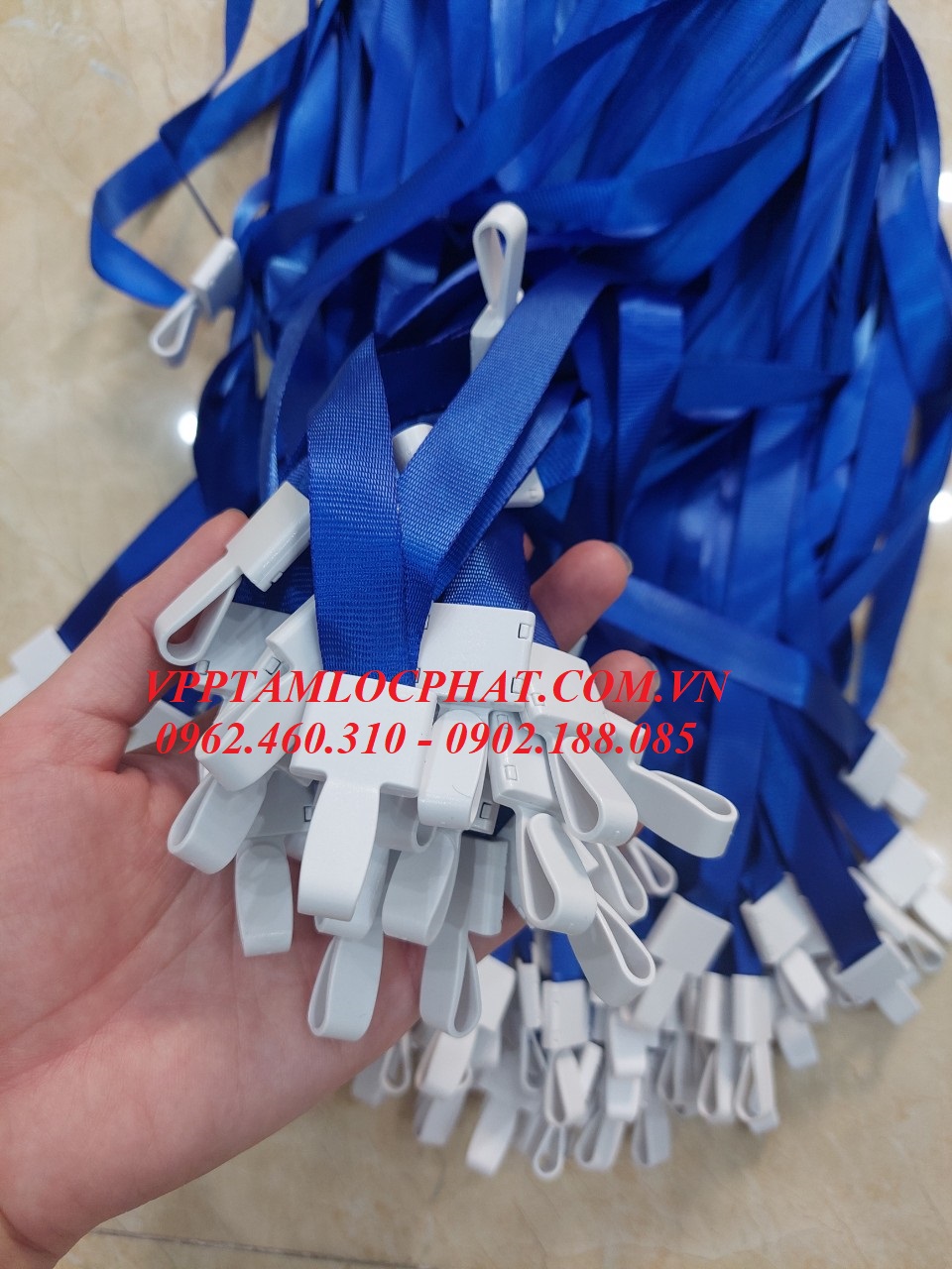 DÂY ĐEO THẺ LỤA MÓC NHỰA GẬP màu xanh biển, bản rộng 1.5cm (LOẠI 1)