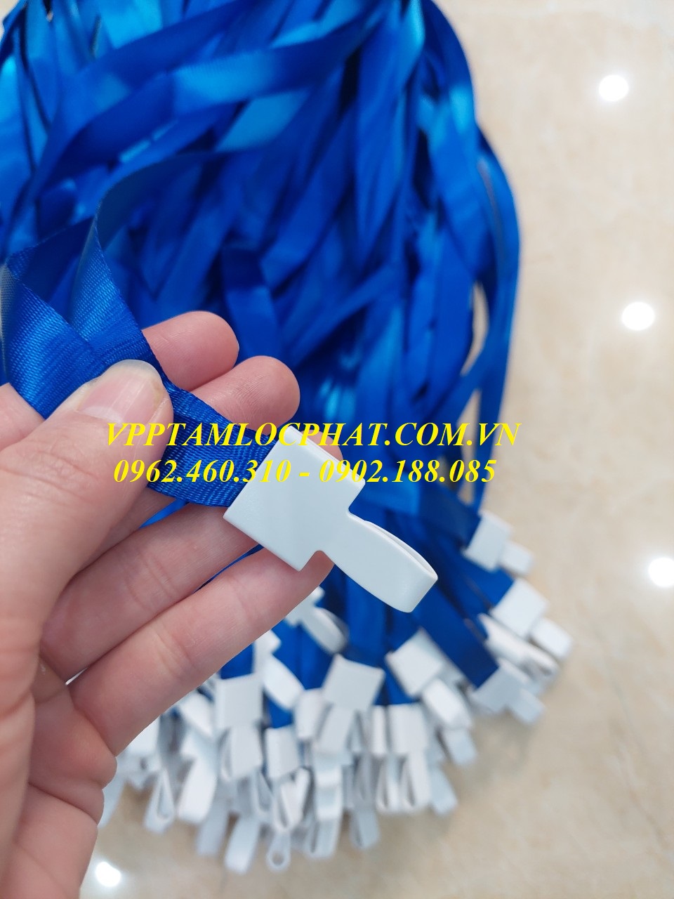 DÂY ĐEO THẺ LỤA MÓC NHỰA GẬP màu xanh biển, bản rộng 1.5cm (LOẠI 1)