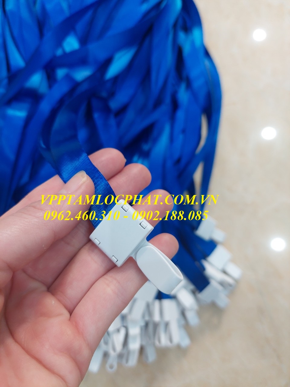 DÂY ĐEO THẺ LỤA MÓC NHỰA GẬP màu xanh biển, bản rộng 1.5cm (LOẠI 1)