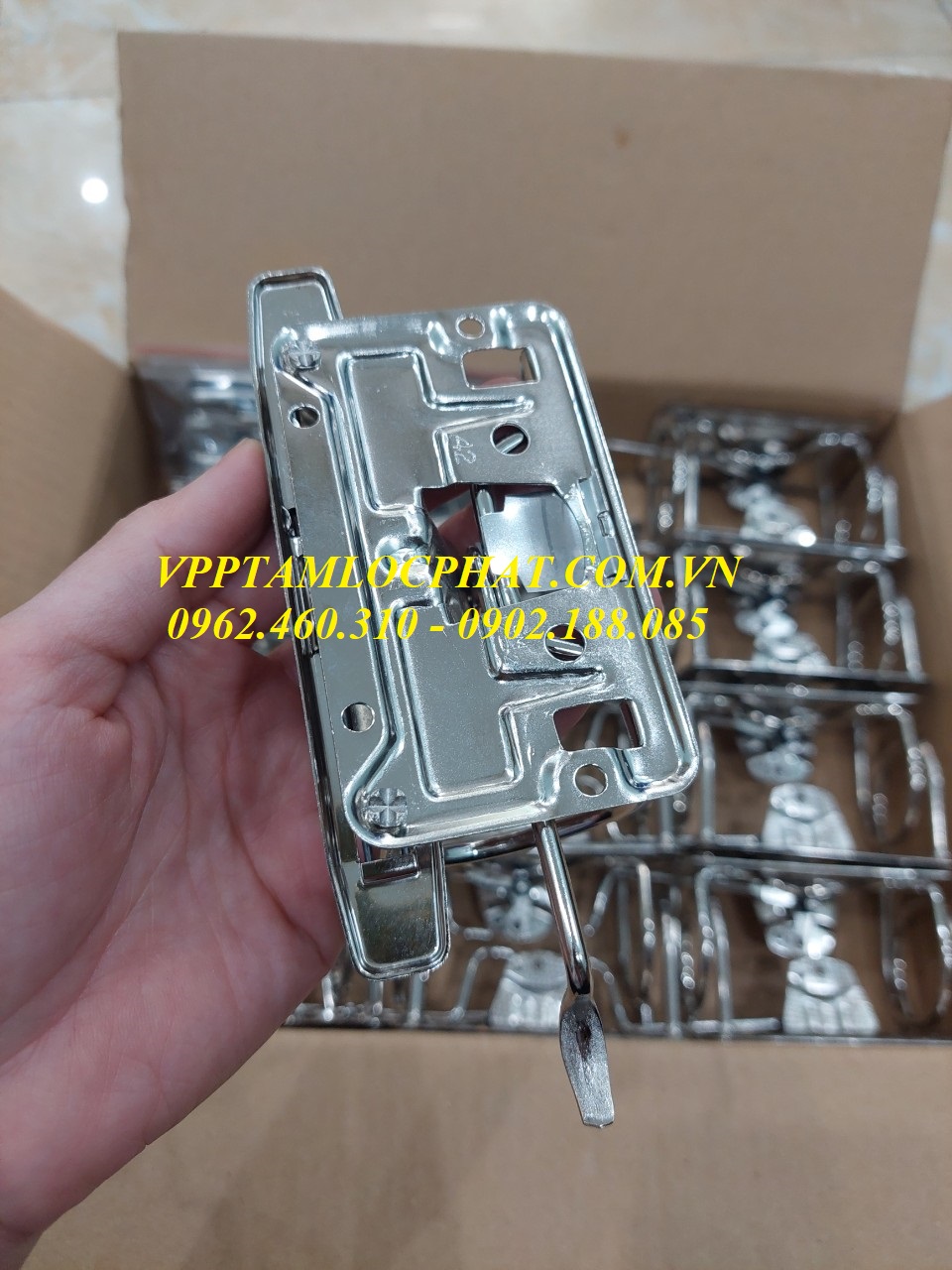 Khóa còng bật 5cm Trà My, Kingjim, Comix (gồm khóa còng + nẹp còng)