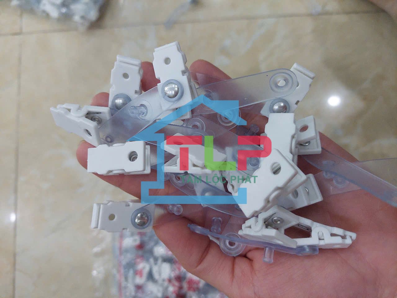 Túi 100 chiếc KẸP THẺ NHỰA màu trắng (HÀNG CAO CẤP)
