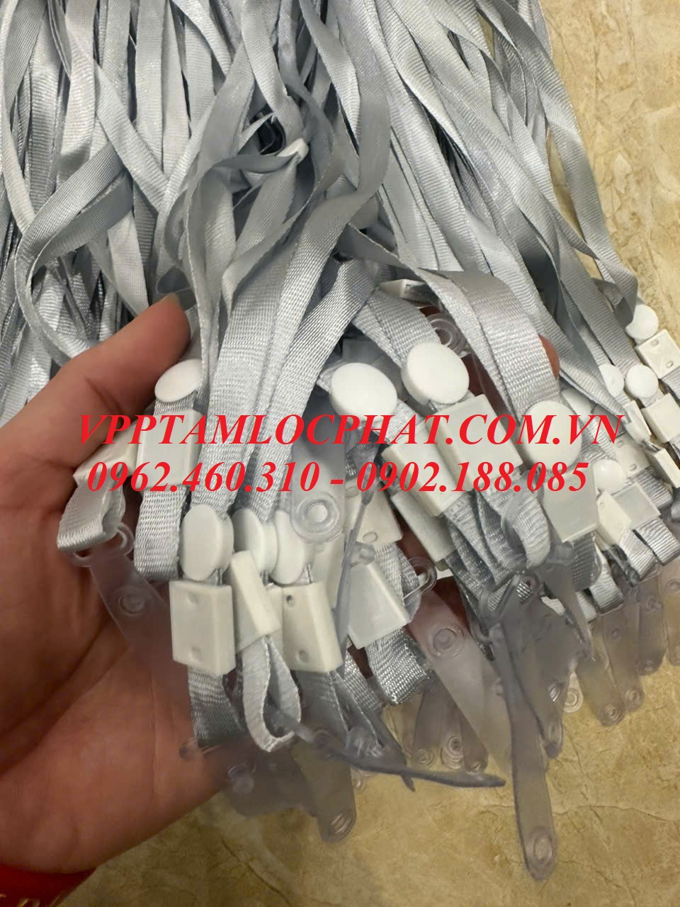 DÂY ĐEO THẺ LỤA MÓC NHỰA MÀU GHI - MÀU XÁM (loại 1)